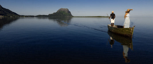 LA BARQUE DU PECHEUR ET LA VACANCIERE VERS LE MORNE 01