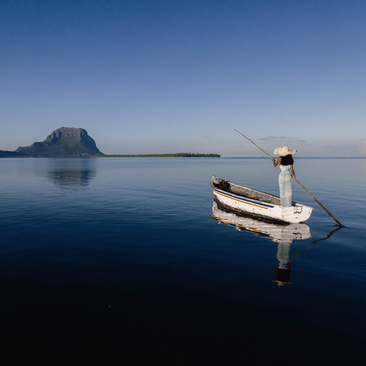 MAURICIENNE EN ROBE BLEUE VERS LE MORNE 01