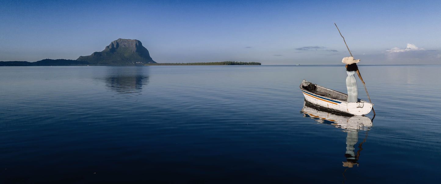 MAURICIENNE EN ROBE BLEUE VERS LE MORNE 03